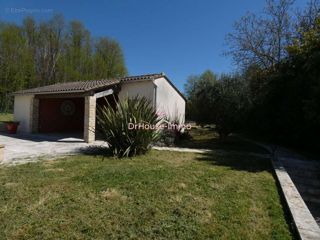 Maison à CLUSSAIS-LA-POMMERAIE