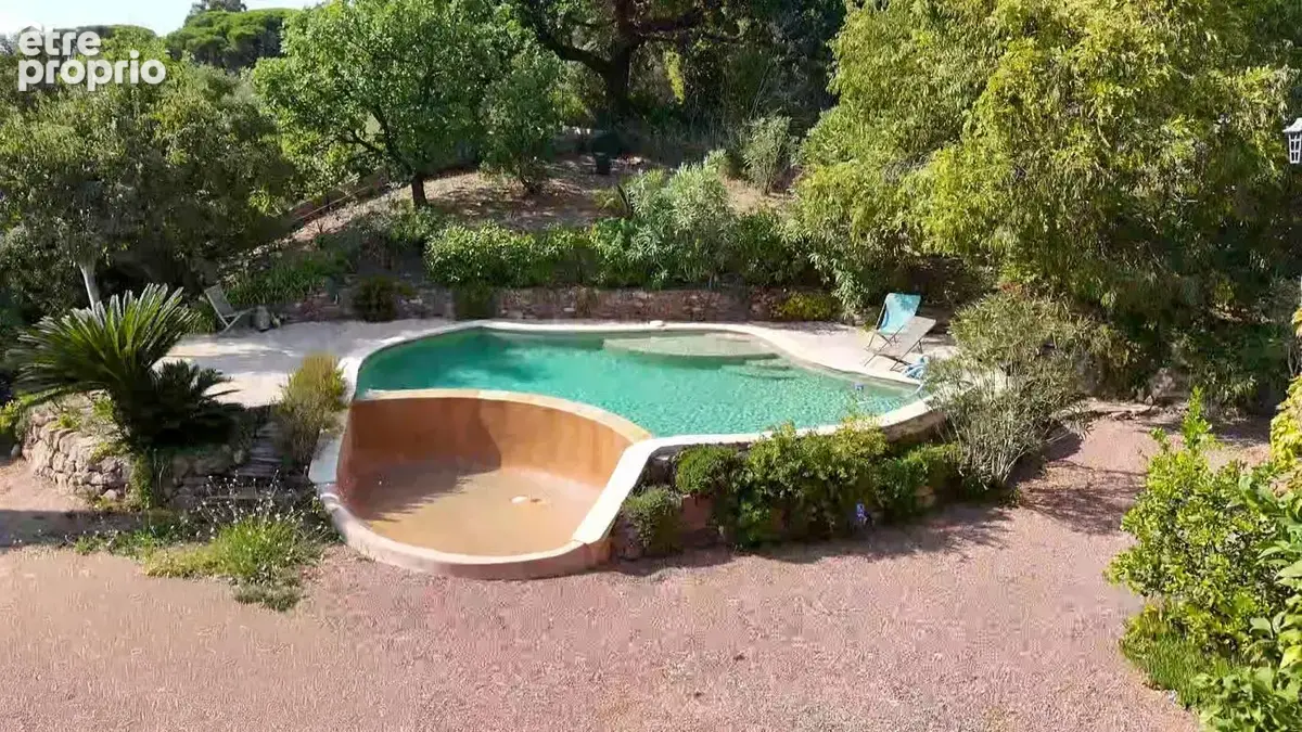 Grande maison familiale de charme avec piscine à débordement, terrasse en bois exotique et terrain arboré de 1 709 m² — Fréjus - photo 24