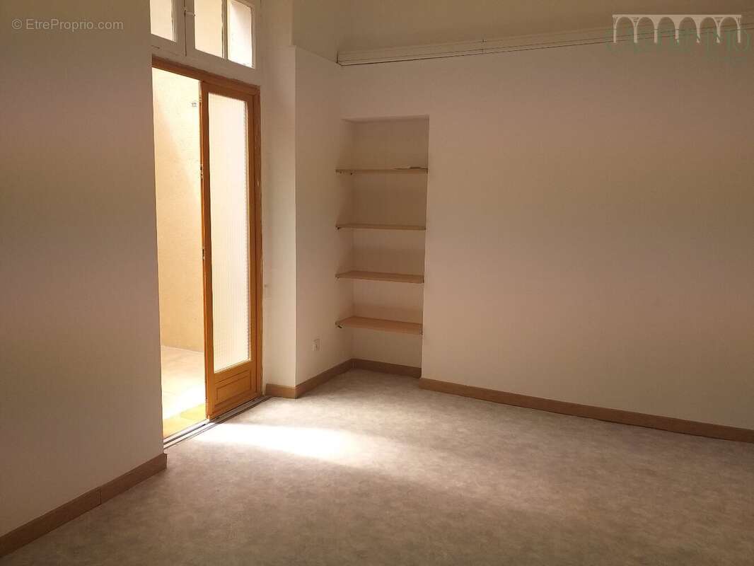 Commerce à CASTRIES