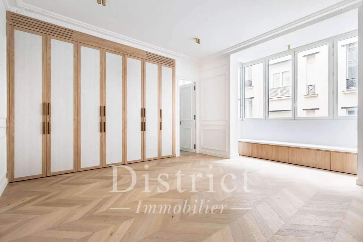 Appartement à PARIS-8E