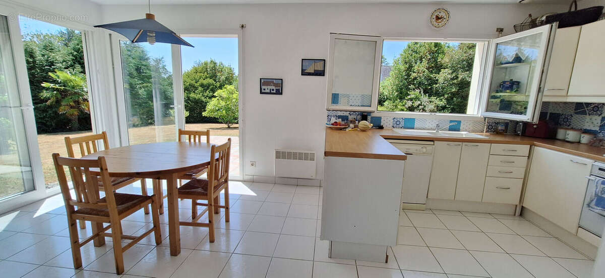 Fouesnant, Jolie maison de 4 chambres, sur un beau terrain arboré de 2000 m² ! - photo 6