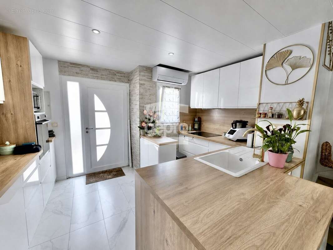 Réf : 2296 - Vente Jolie Marina 3 Pièces rénovée avec parking et son ponton ! - photo 8