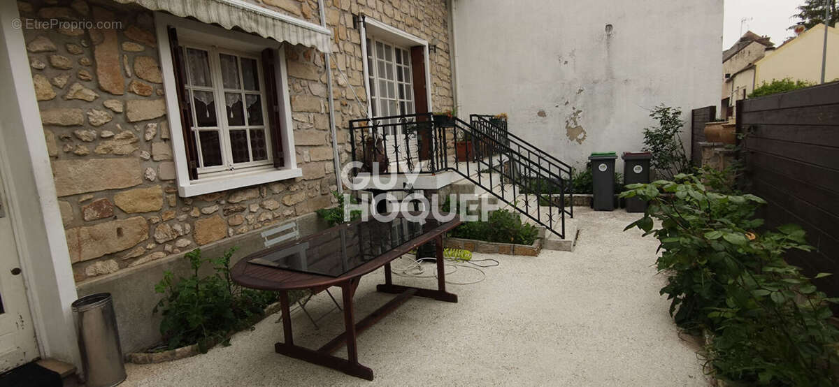 Maison à VENEUX-LES-SABLONS