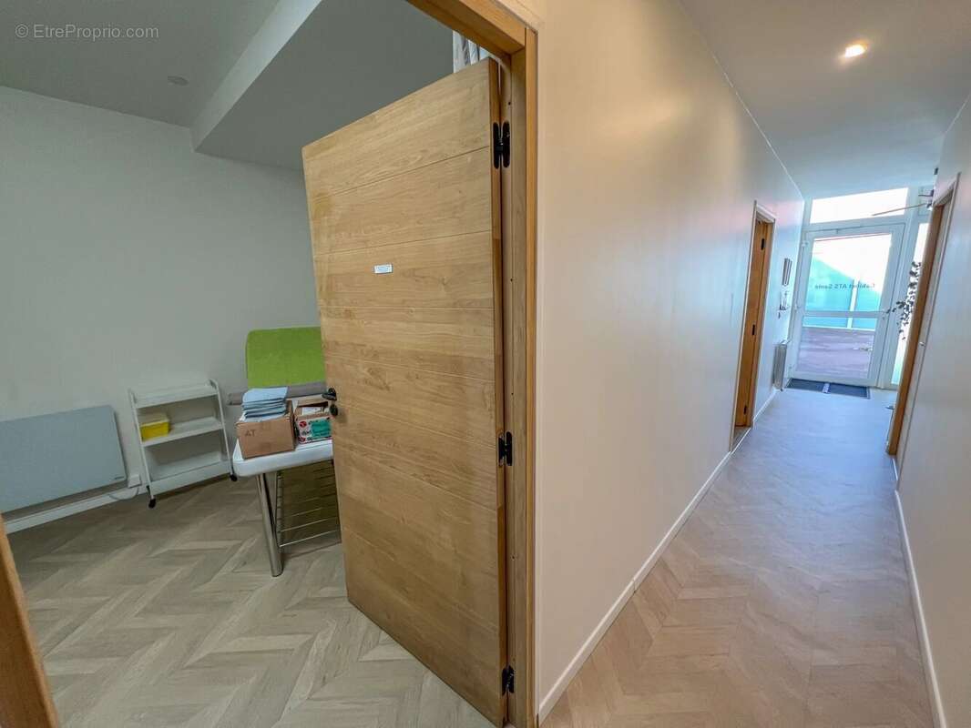 Commerce à LE MESNIL-SAINT-DENIS