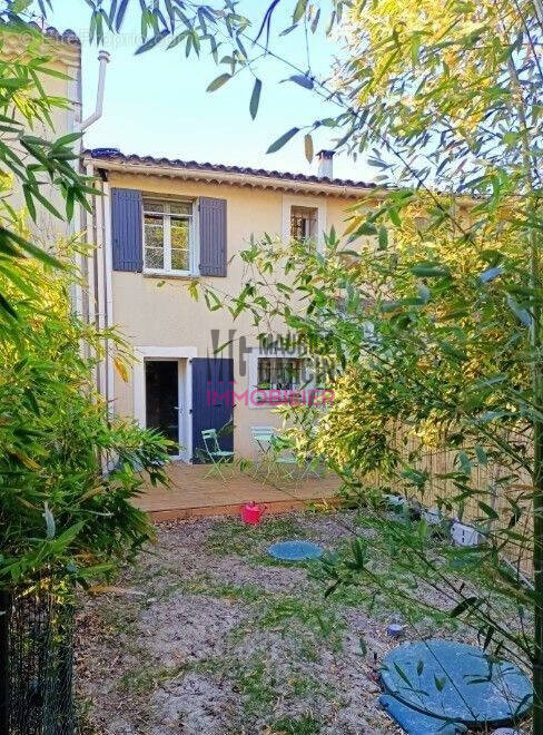 Maison à ENTRAIGUES-SUR-LA-SORGUE