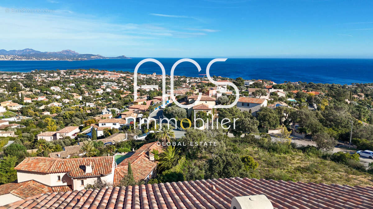 A vendre à Saint-Aygulf - Propriété avec vue mer panoramique, 200m2, piscine, studio, garage 4 voitures - photo 3