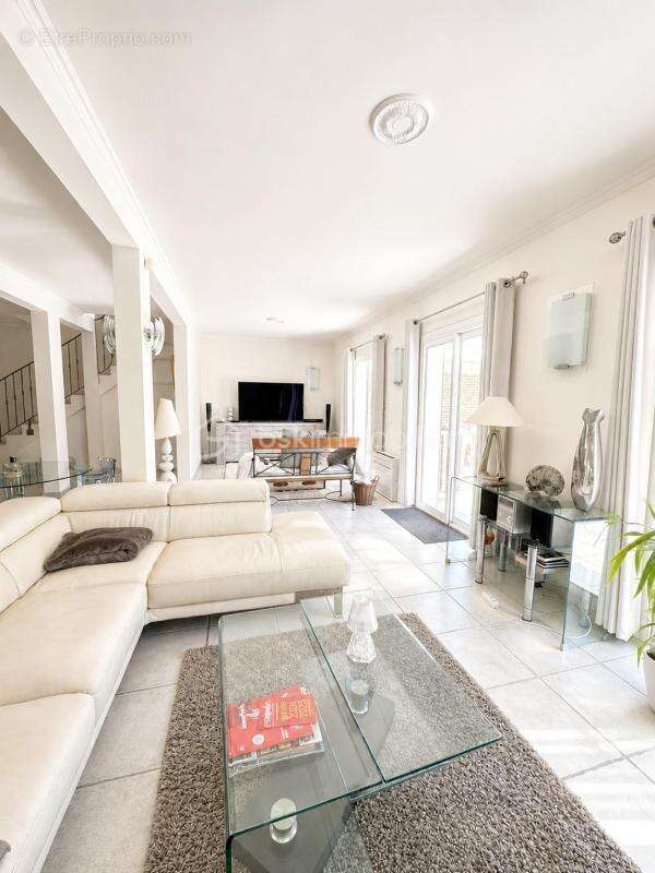 Valras-Plage – Superbe maison T6 de 190 m² avec piscine chauffée et garage sur terrain de 278 m2 - photo 8