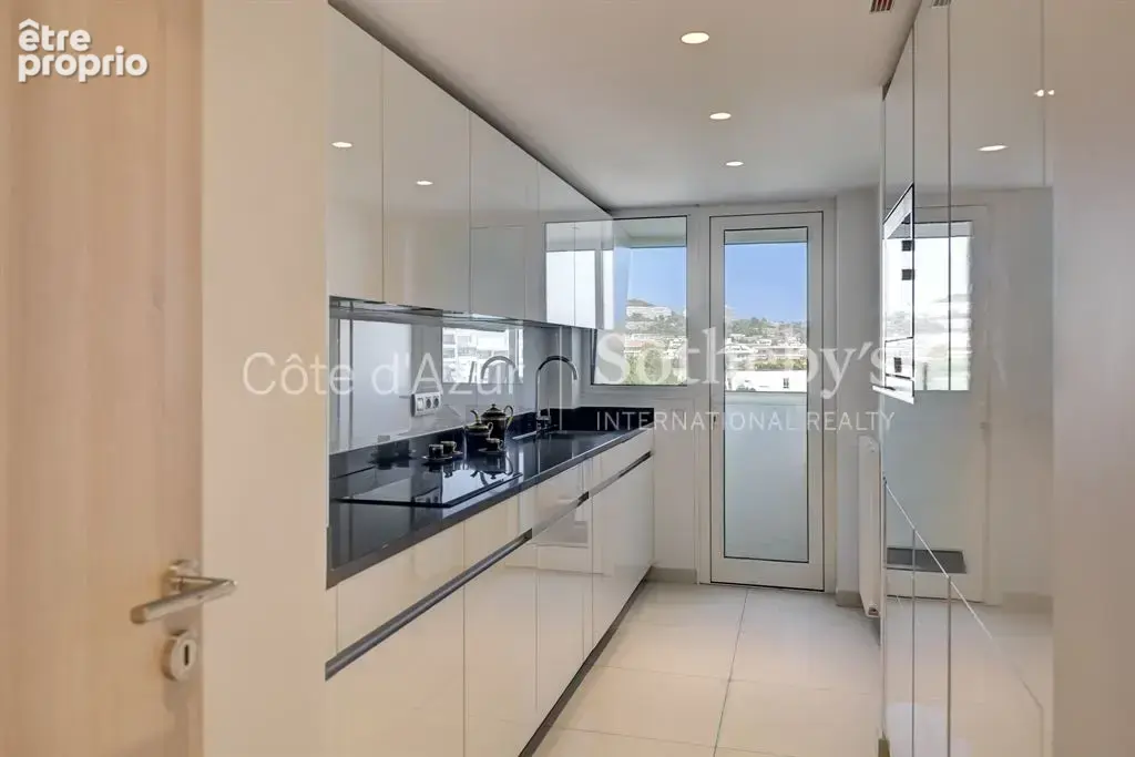 Cannes Croisette, appartement rénové avec deux chambres en suite et terrasse face à la mer - photo 4