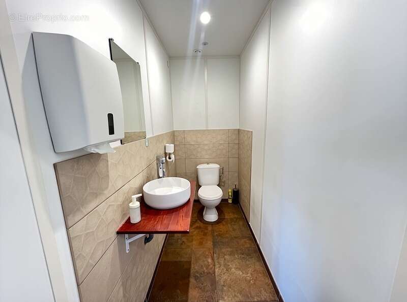 Commerce à SAINT-JEAN-DE-VEDAS