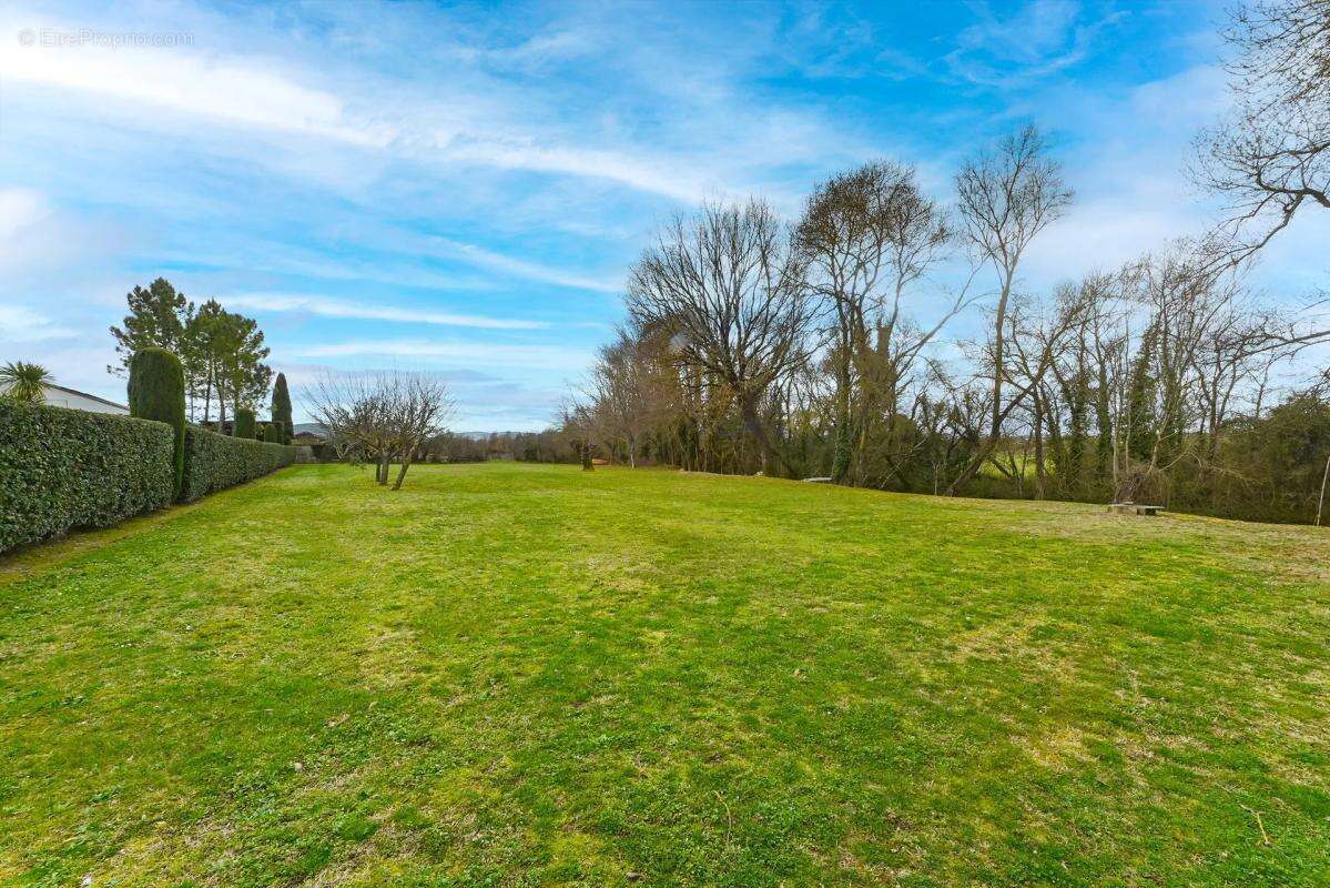 Maison à SAINT-JEAN-DE-MARUEJOLS-ET-AVEJAN