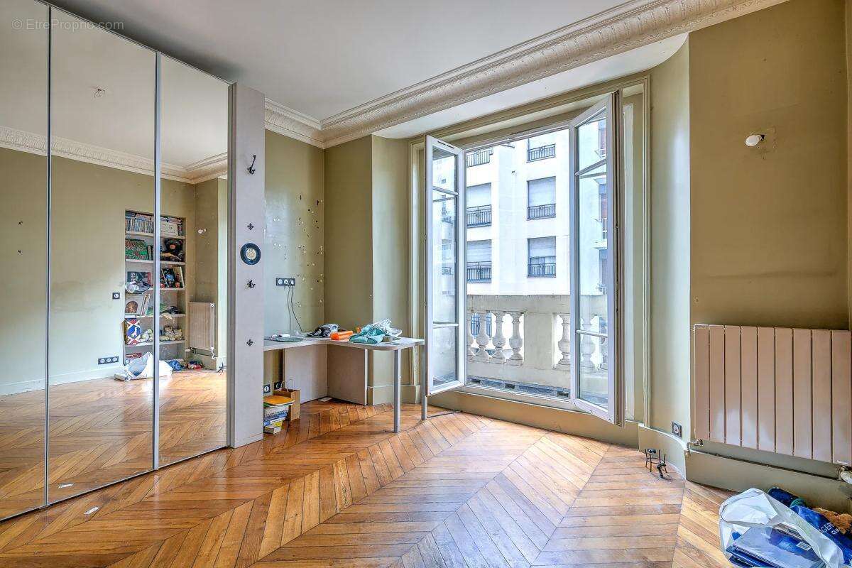 Appartement à PARIS-16E