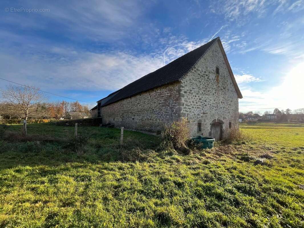 Maison 594 m² à Champagnac  - photo 3