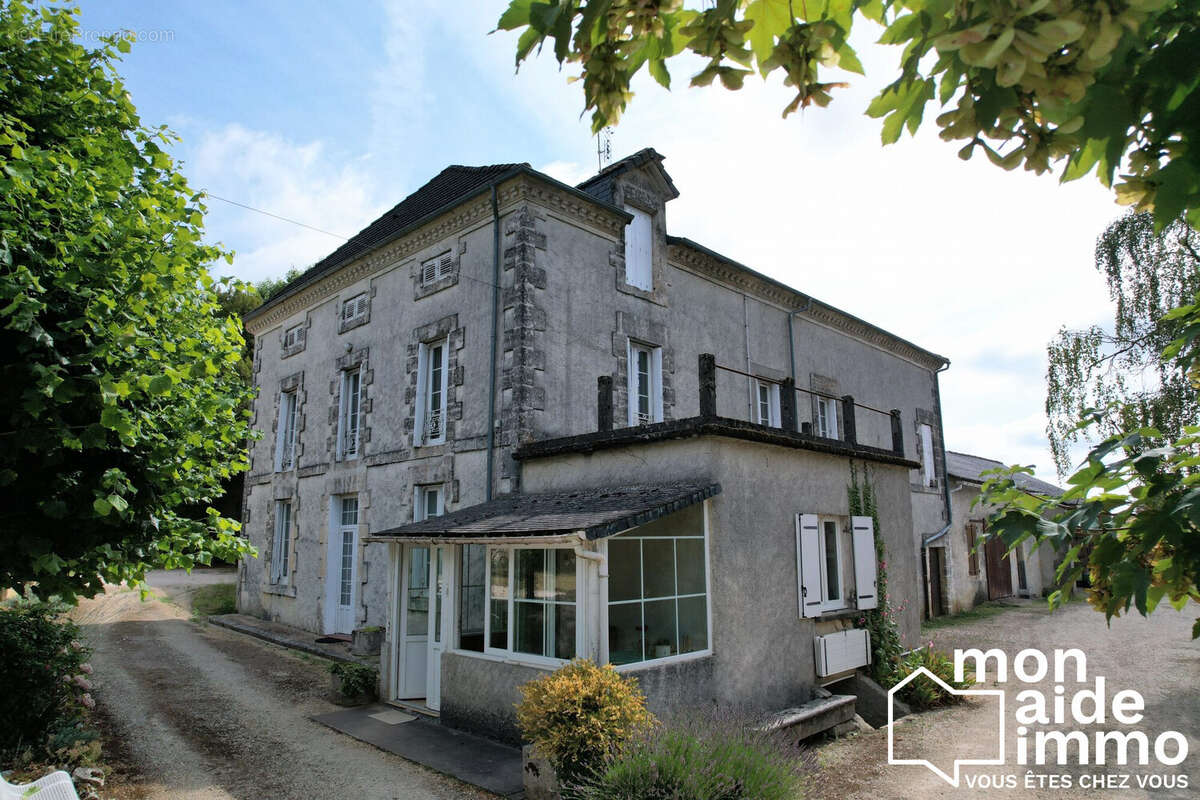 Maison 160 m² à Thiviers  - photo 2