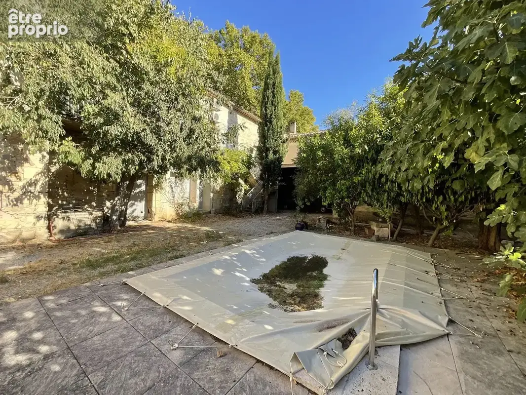 Le Cailar, maison de village à restaurer avec dépendances. - photo 2