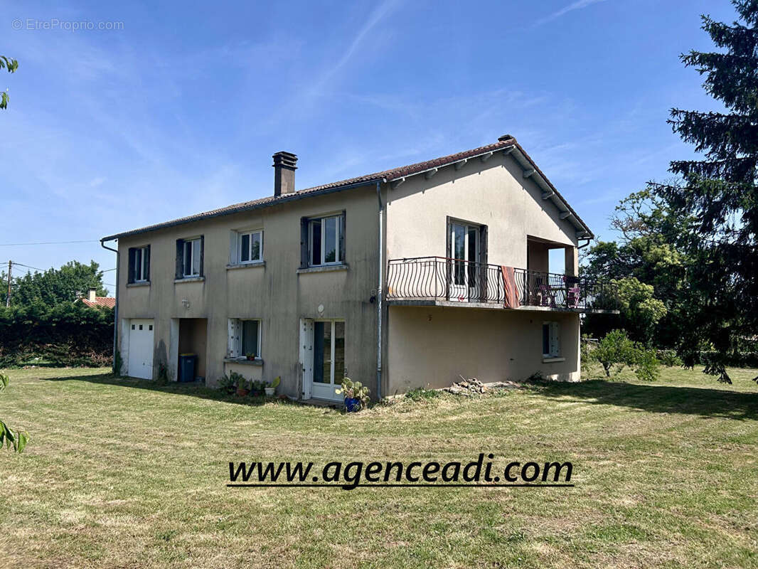 Maison à SAINTE-NEOMAYE