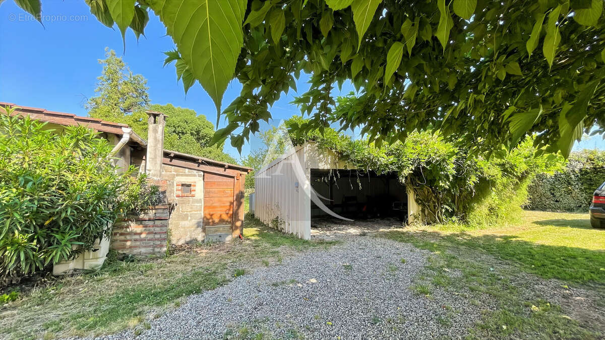 Maison avec dépendances, piscine et terrain plat - 3 chambres - 1 bureau - photo 18