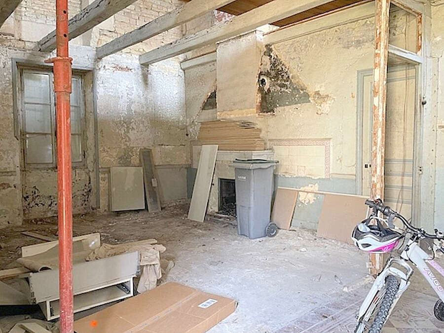 Local à réhabiliter sur 2 niveaux habitation ou commerce 93 m2+ jardin et stationnement - photo 3