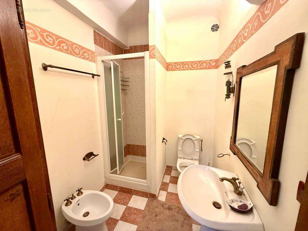 Maison à CHATEAUNEUF-GRASSE