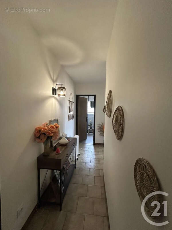 Maison 205 m² à Les Eglisottes-Et-Chalaures  - photo 8