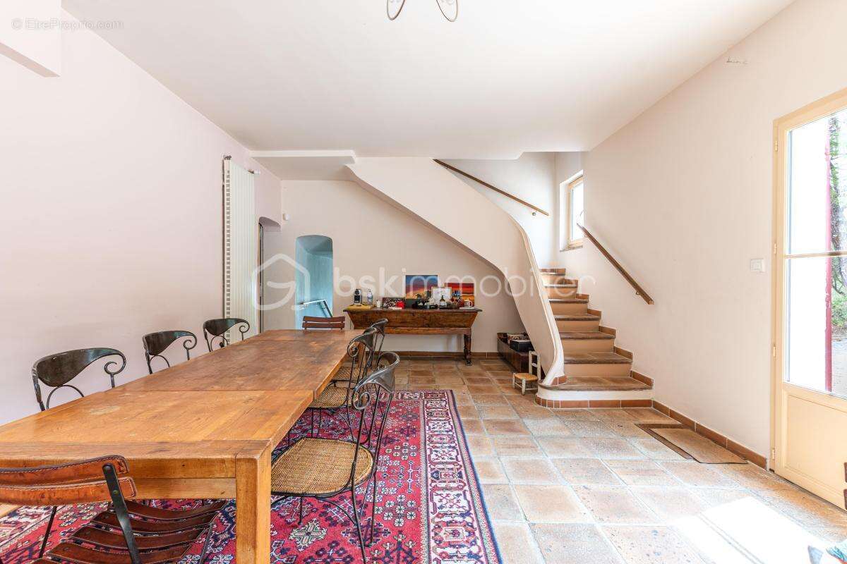 Maison à LE REVEST-LES-EAUX