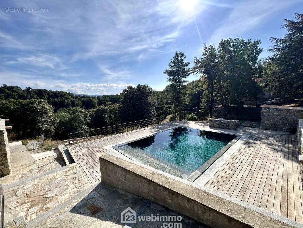 Un espace extérieur au milieu de la nature - Maison à CORTE