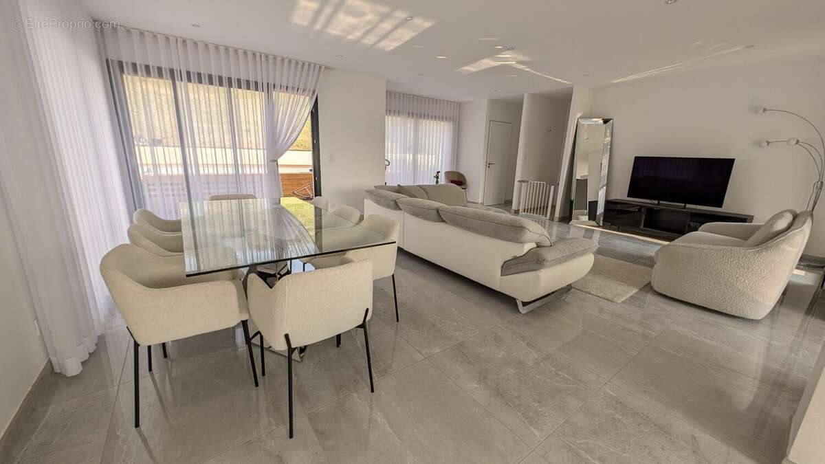 Maison à LES MARTRES-DE-VEYRE