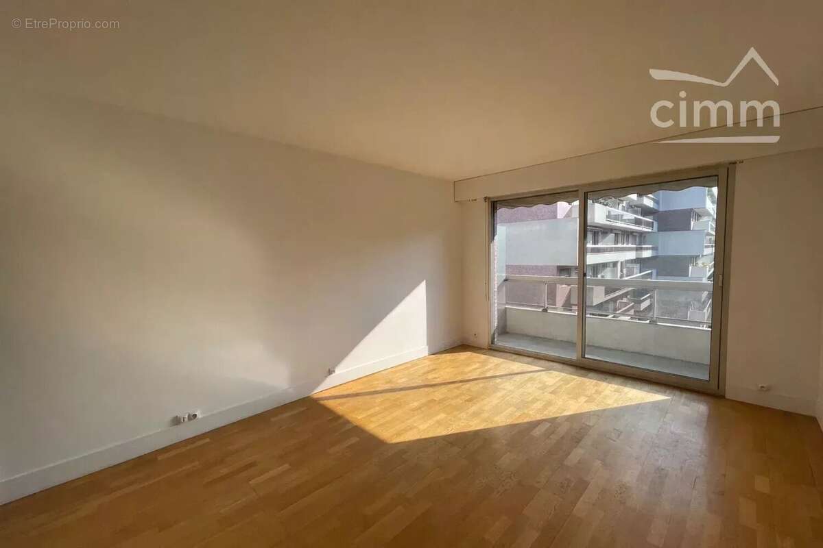 Soleil et vue dégagée pour ce grand studio avec balcon - photo 2