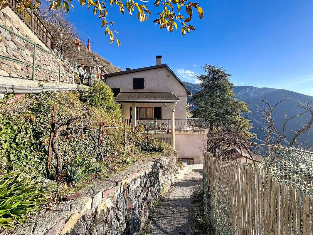 Trois appartements - Fort potentiel - à Roure 06420 - photo 17
