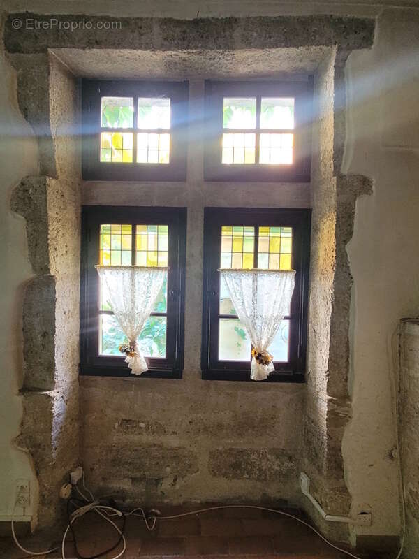 Grande maison en pierres avec belle cour arborée. - photo 11
