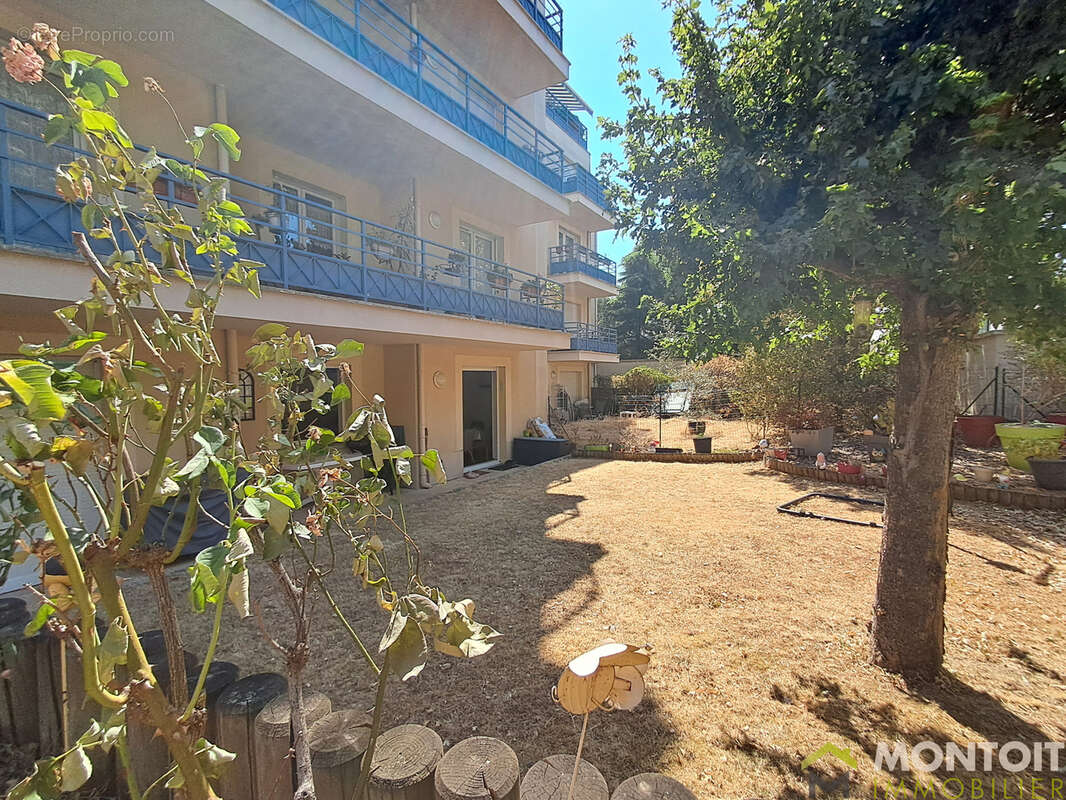 Appartement 69m2 - 2 chambres - jardin terrasse 190m2 - parking - transports et commodites - photo 5