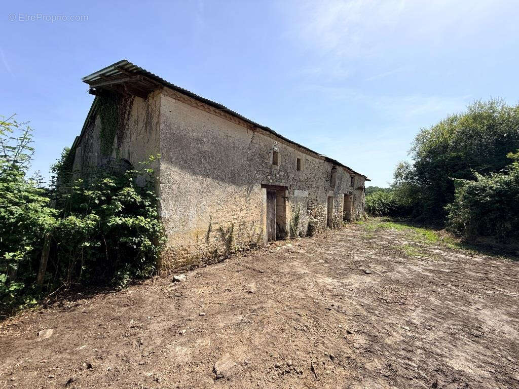 St christoly batiment a renover - photo 6