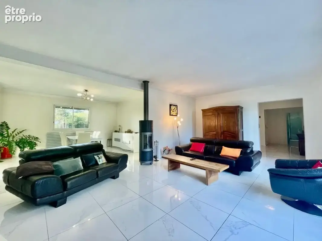 Villa d'architecte F7 360m² utiles sur une parcelle de 4306m². - photo 5