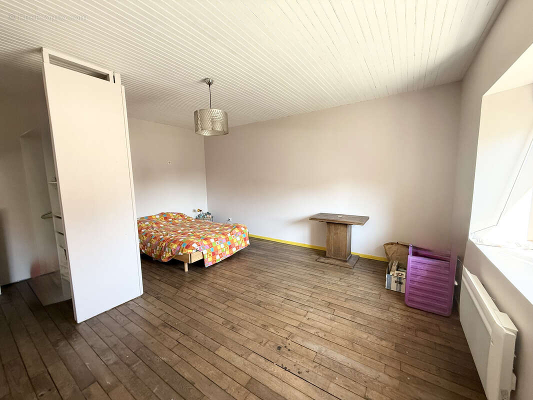 Maison à MONTROND-LE-CHATEAU