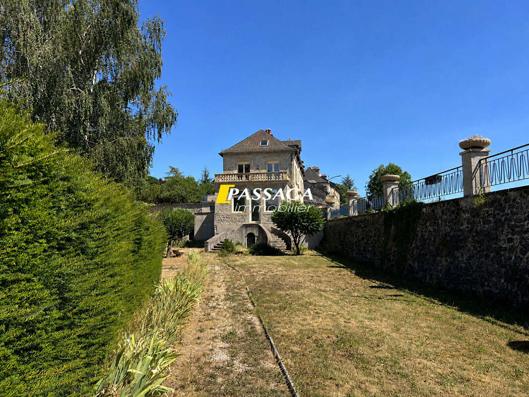 A VENDRE - Bel immeuble de rapport (4 appartements) avec terrain attenant - LAISSAC - photo 3