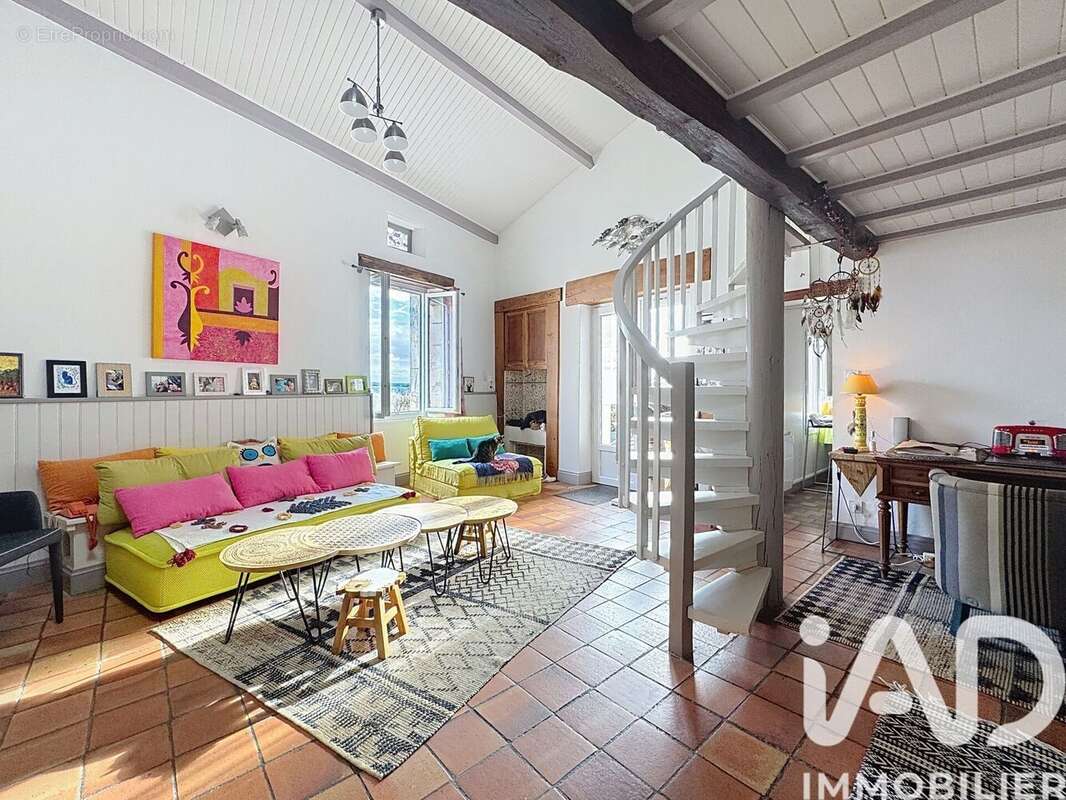 Maison 97 m² à Saint-Simeux  - photo 7
