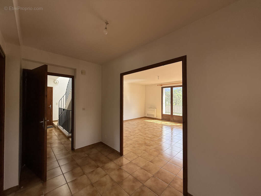 Appartement à REYNES