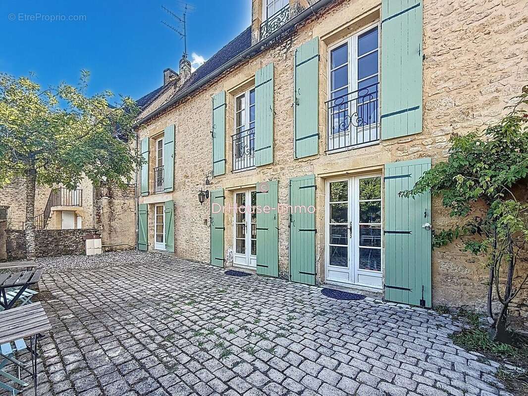 Maison à MAUZAC-ET-GRAND-CASTANG