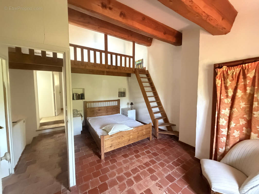 A vendre authentique maison en pierre t9 avec terrain de 3 hectares - 83150 bandol - photo 10