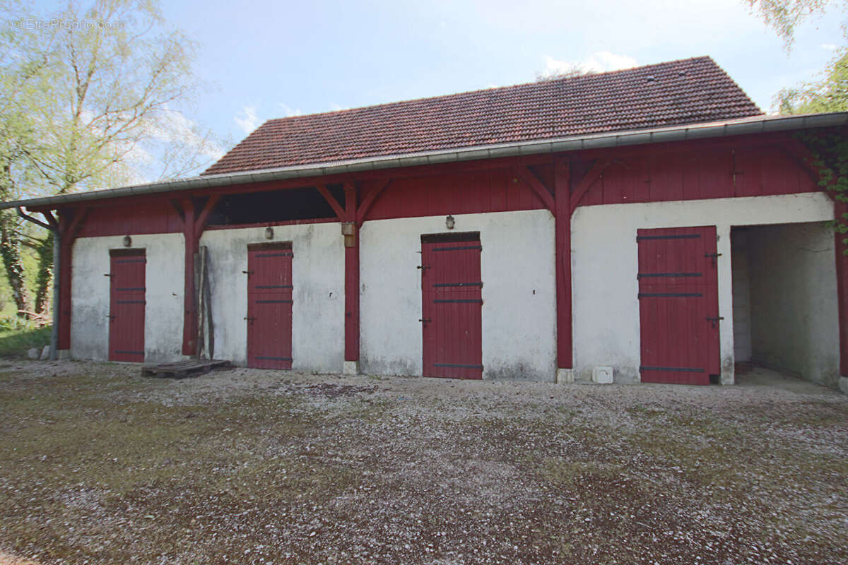 Maison à VALLIERES-LES-GRANDES