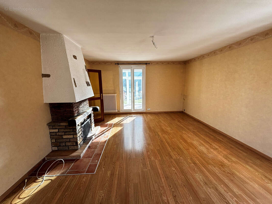 Maison à VIEUX-CHARMONT