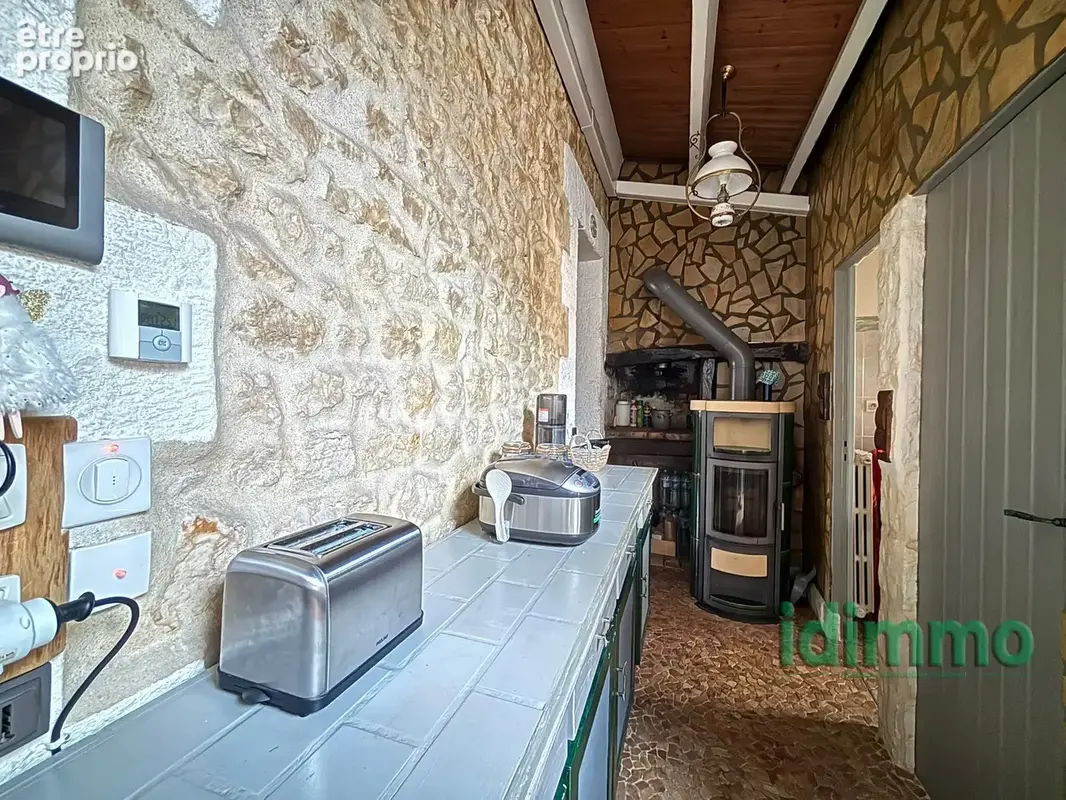 Maison ancienne en pierre en bon etat general de 90 m2 sur un terrain clos de 148 m2. 5 mn de la gare et du v - photo 6