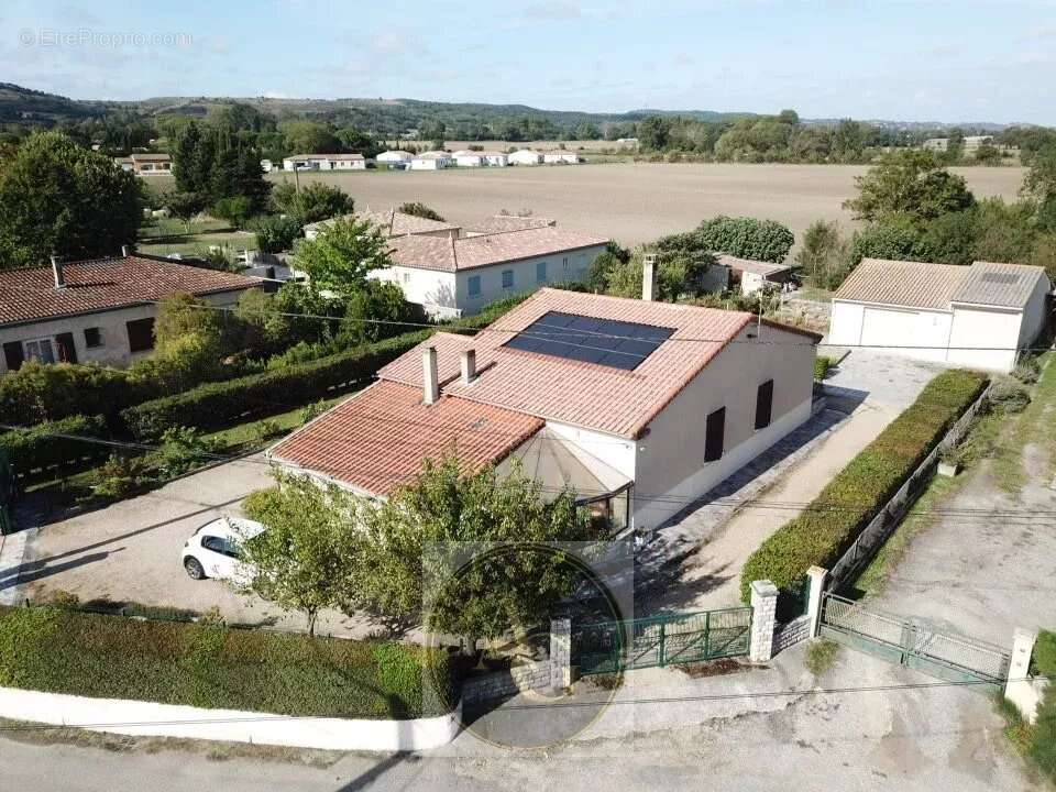 Maison à VILLENEUVE-LA-COMPTAL