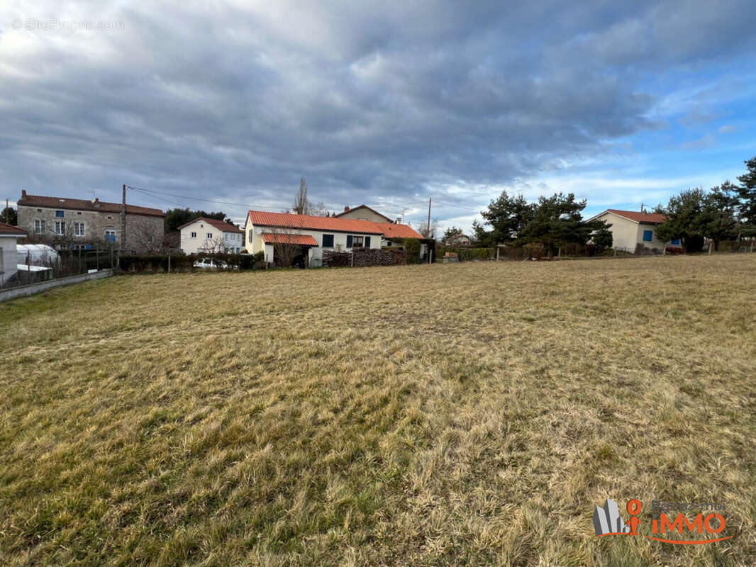 Terrain à LES VILLETTES