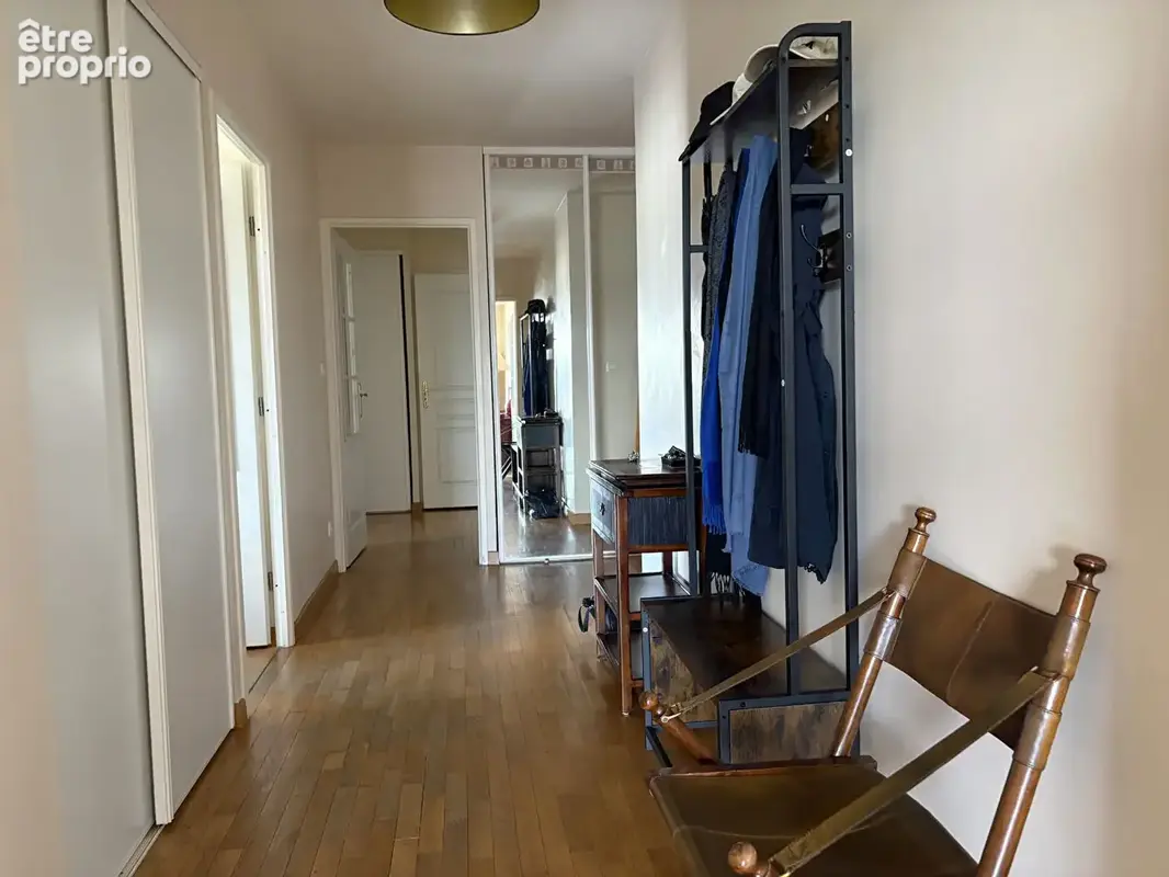 Appartement T4  de 96.67 m² avec terrasse et vue dégagée, ascenseur et stationnements - photo 5