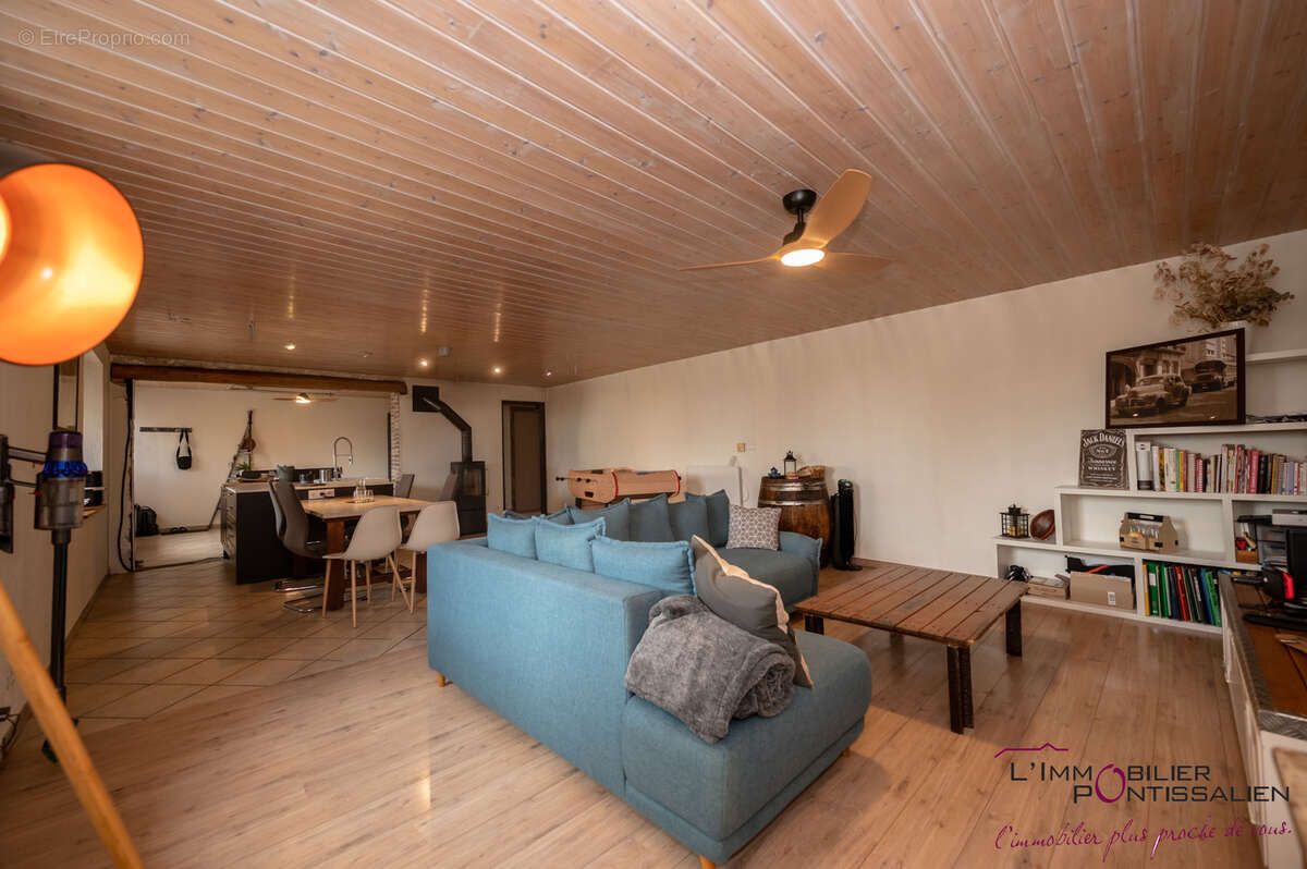Maison de caractere offrant de beaux volumes - photo 13