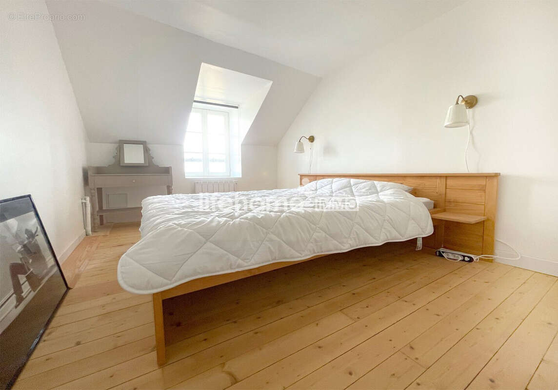 La première chambre en rez-de-chaussée, vue dégagée sur les toits de la ville - Appartement à DINAN