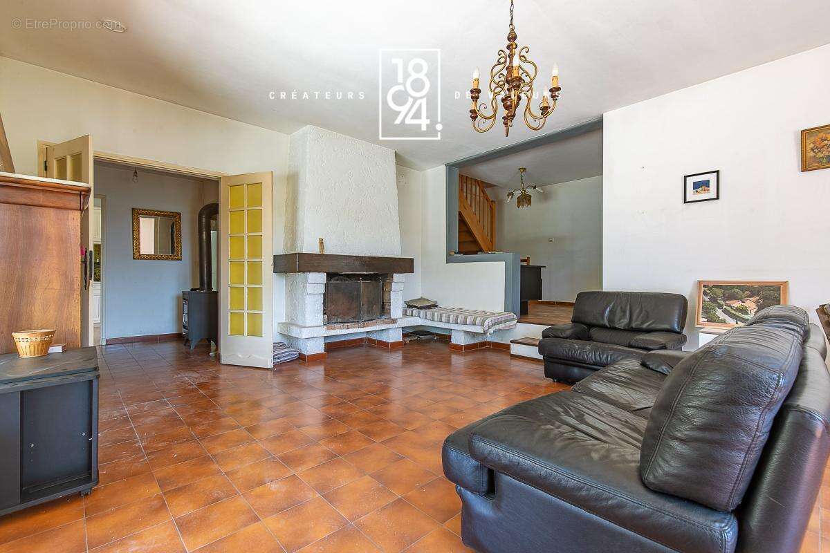 Maison familiale d'environ 160 m² avec piscine édifiée sur un terrain de 1 430 m² entre Eoures et Aubagne 13400 - photo 6