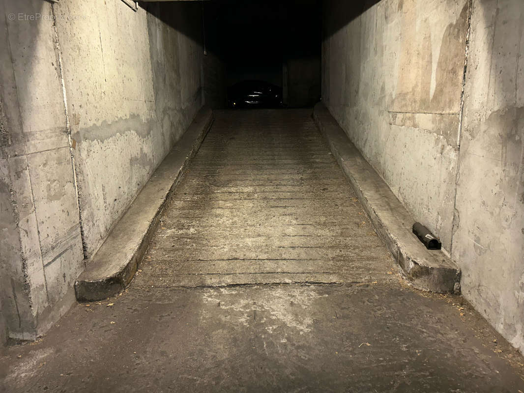 Parking à PARIS-17E