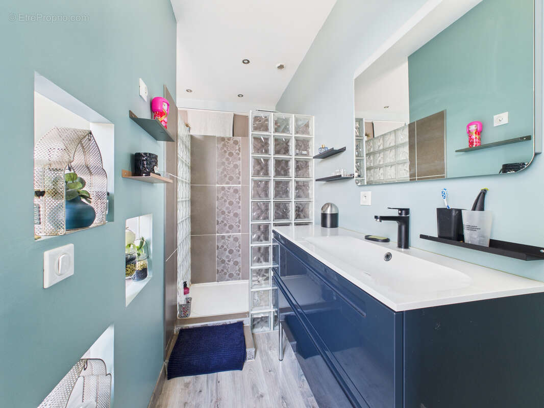 Appartement à LE CHAMBON-FEUGEROLLES