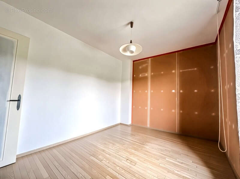 A 5 mn de MARCIGNY – Maison familiale d’environ 163 m² habitables avec terrasse, dépendance, garages et terrain de 1 641 m² - photo 7